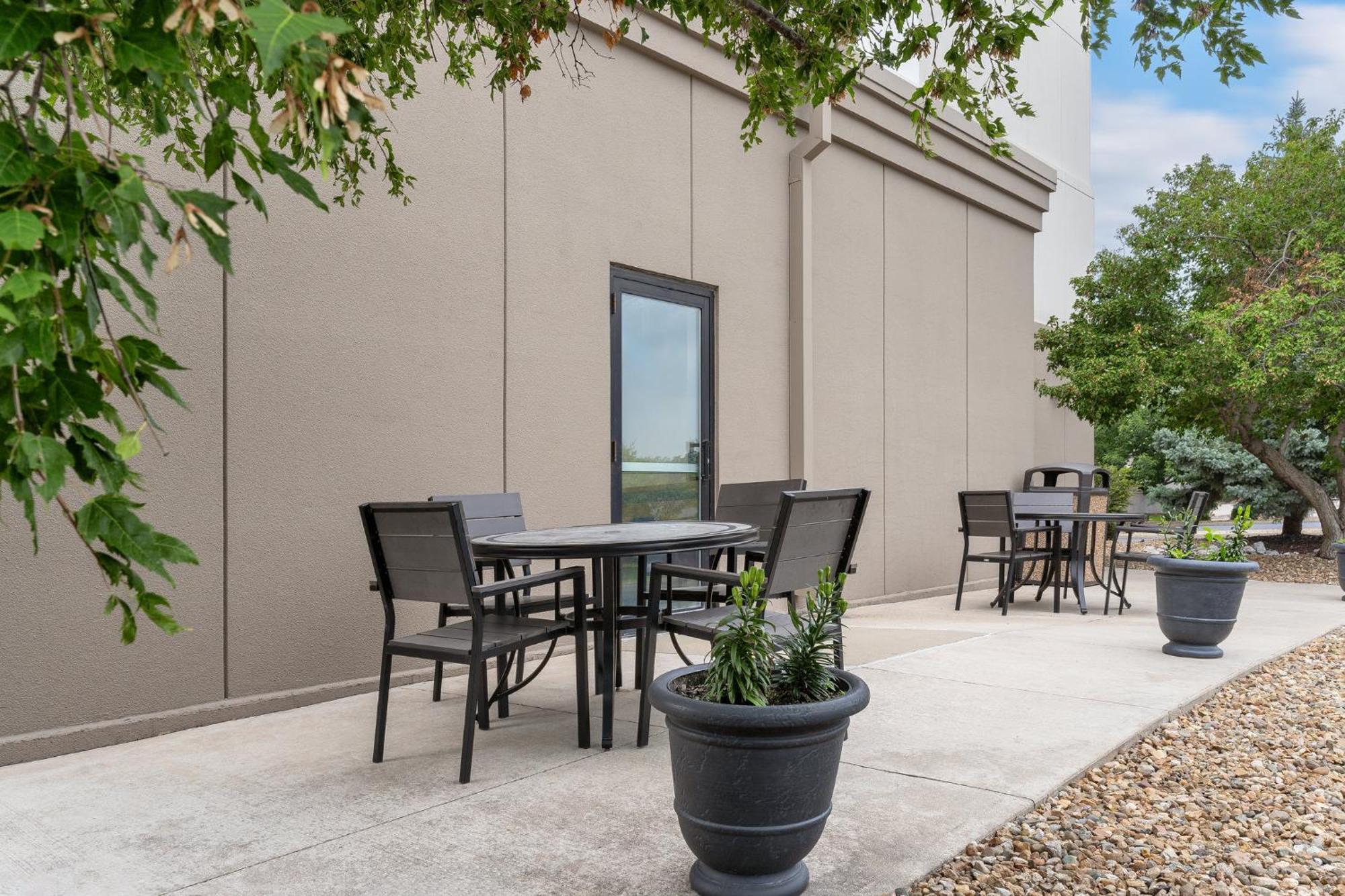 Holiday Inn Express Hotel & Suites Coralville By Ihg Exterior foto