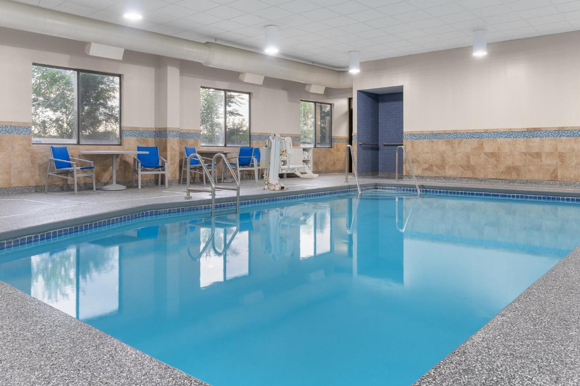 Holiday Inn Express Hotel & Suites Coralville By Ihg Exterior foto