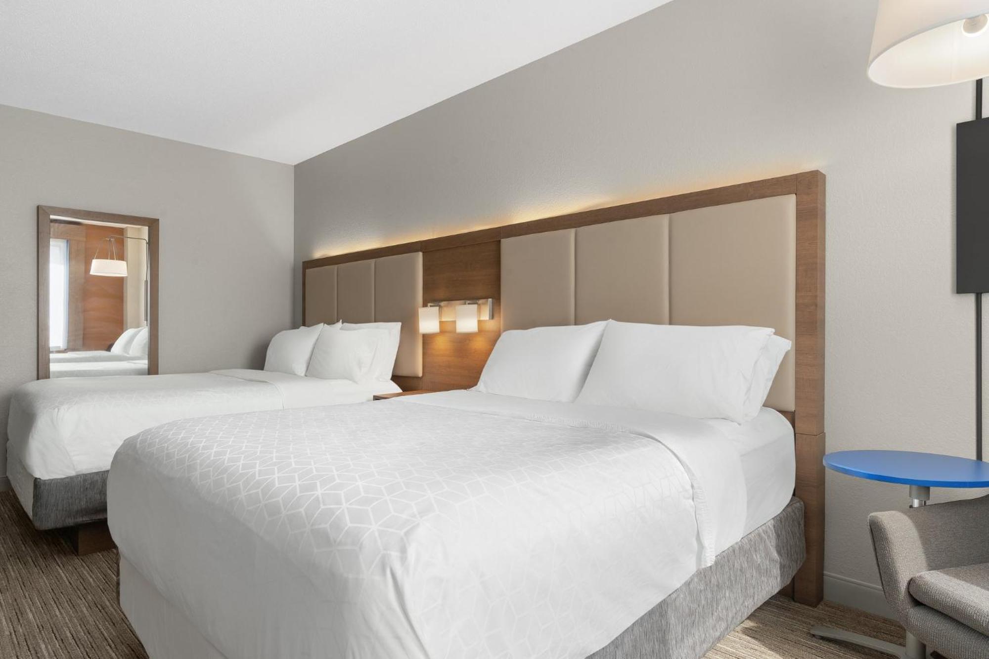 Holiday Inn Express Hotel & Suites Coralville By Ihg Exterior foto