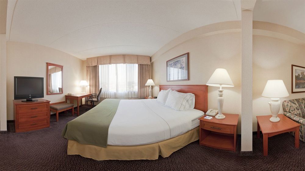 Holiday Inn Express Hotel & Suites Coralville By Ihg Exterior foto